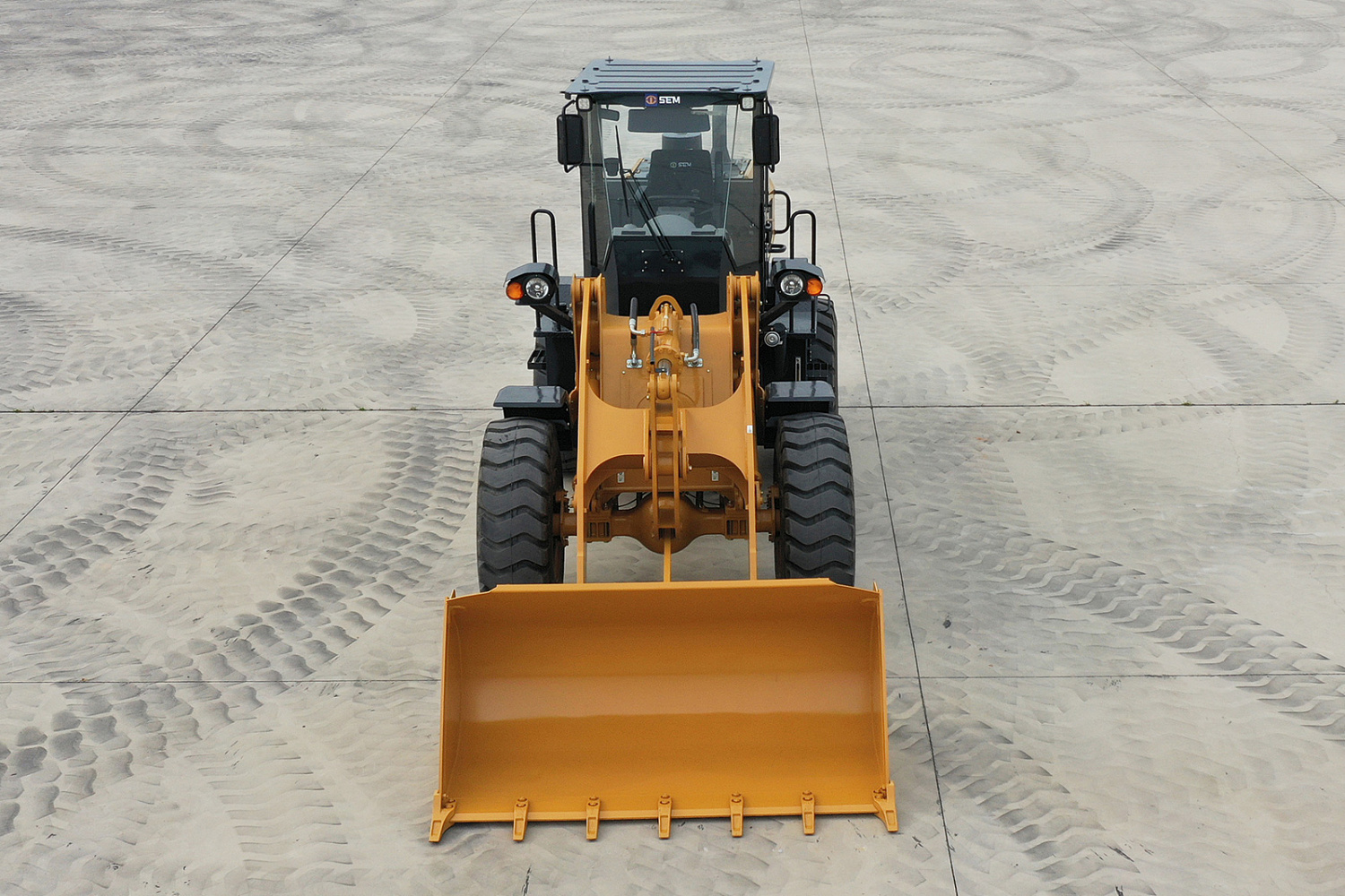 Фронтальный погрузчик SEM 636F