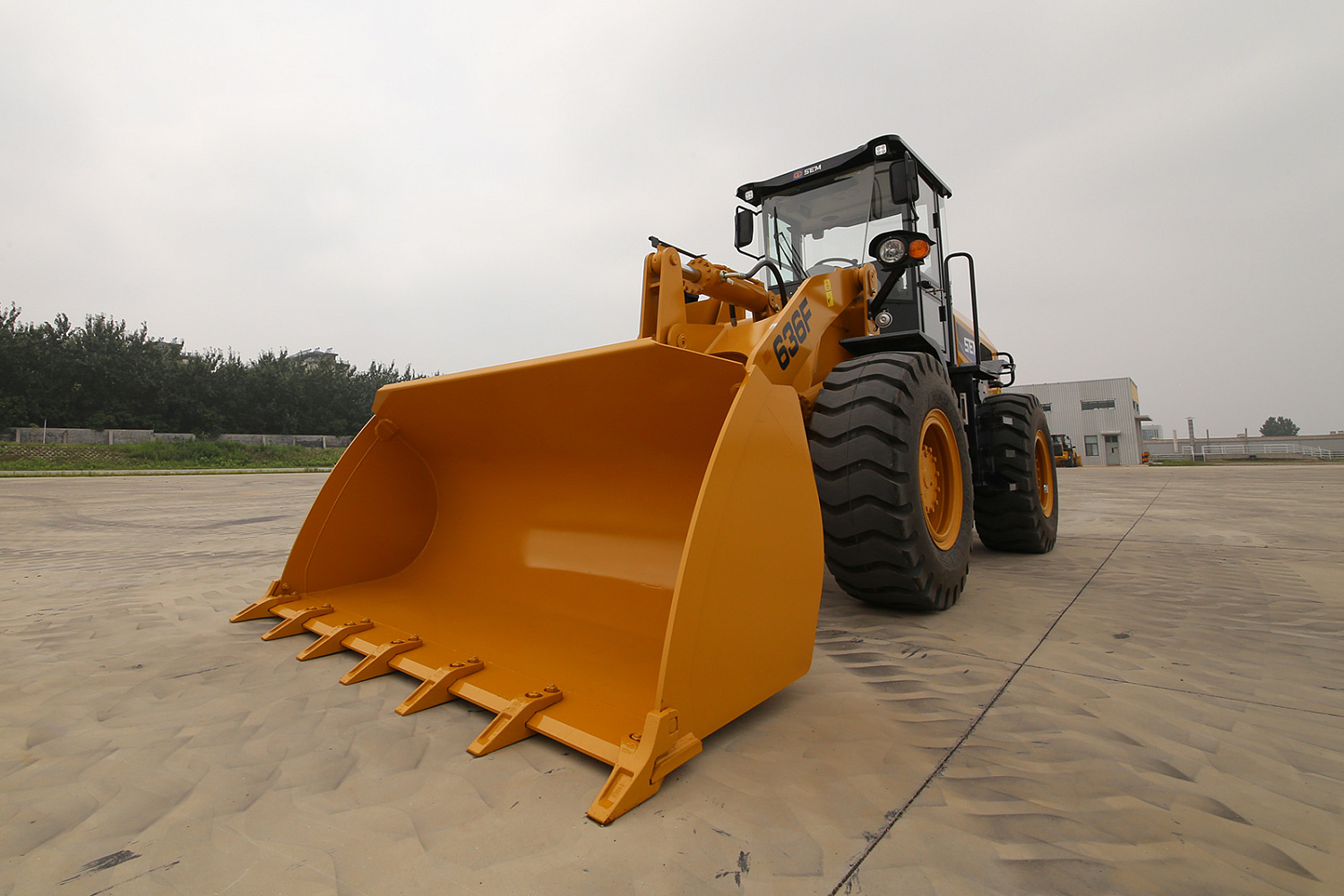 Фронтальный погрузчик SEM 636F