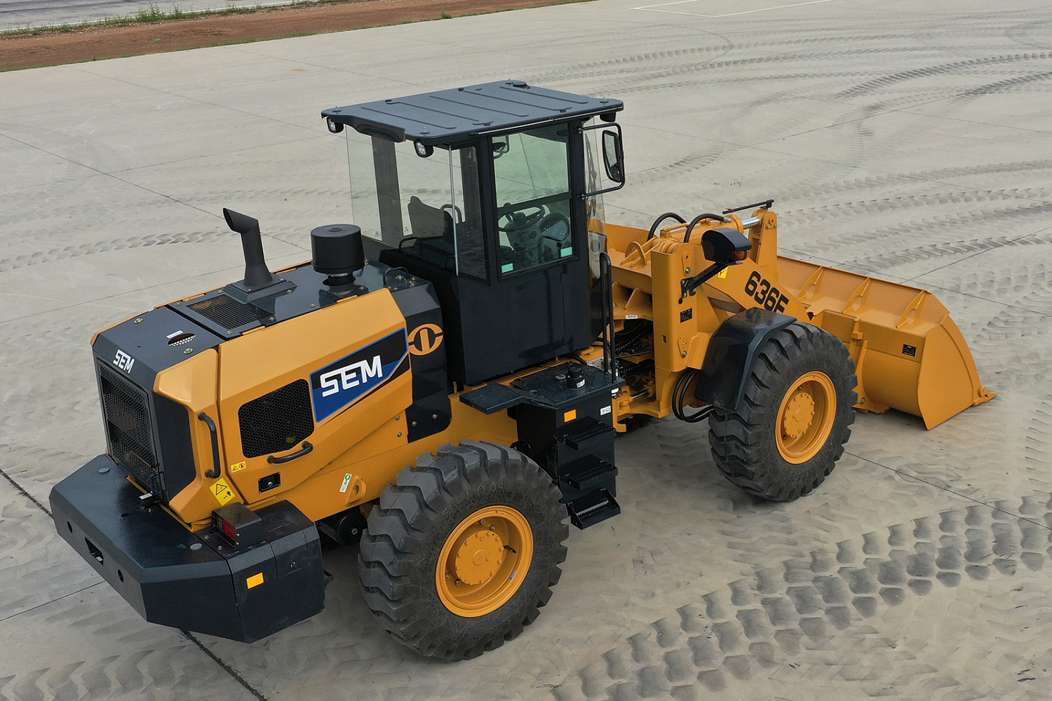 Фронтальный погрузчик SEM 636F