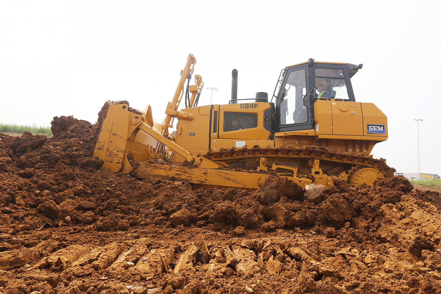 Бульдозер SEM 824F