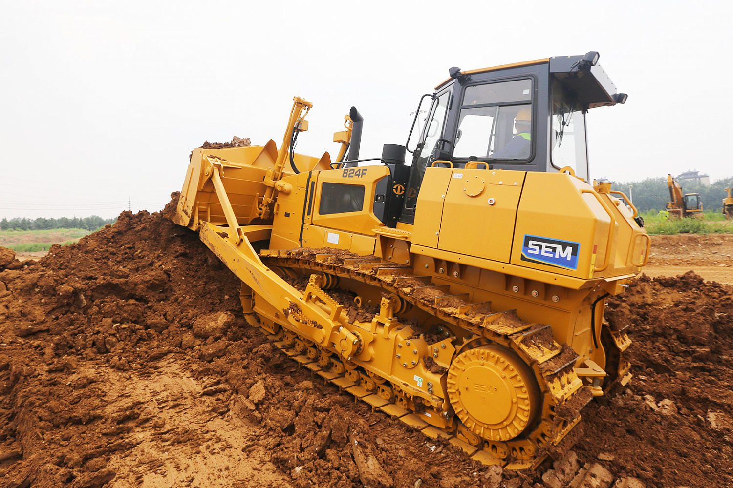 Бульдозер SEM 824F