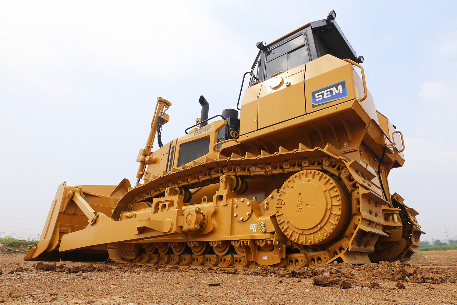 Бульдозер SEM 824F