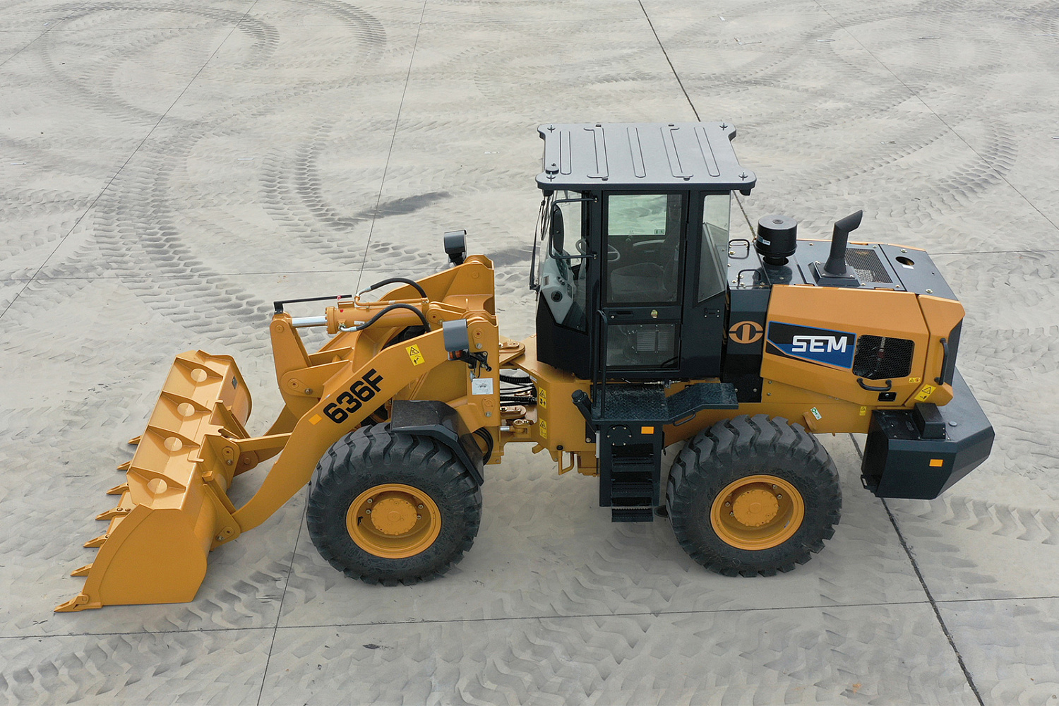 Фронтальный погрузчик SEM 636F