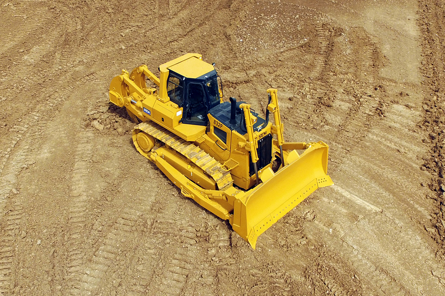 Бульдозер SEM 832F