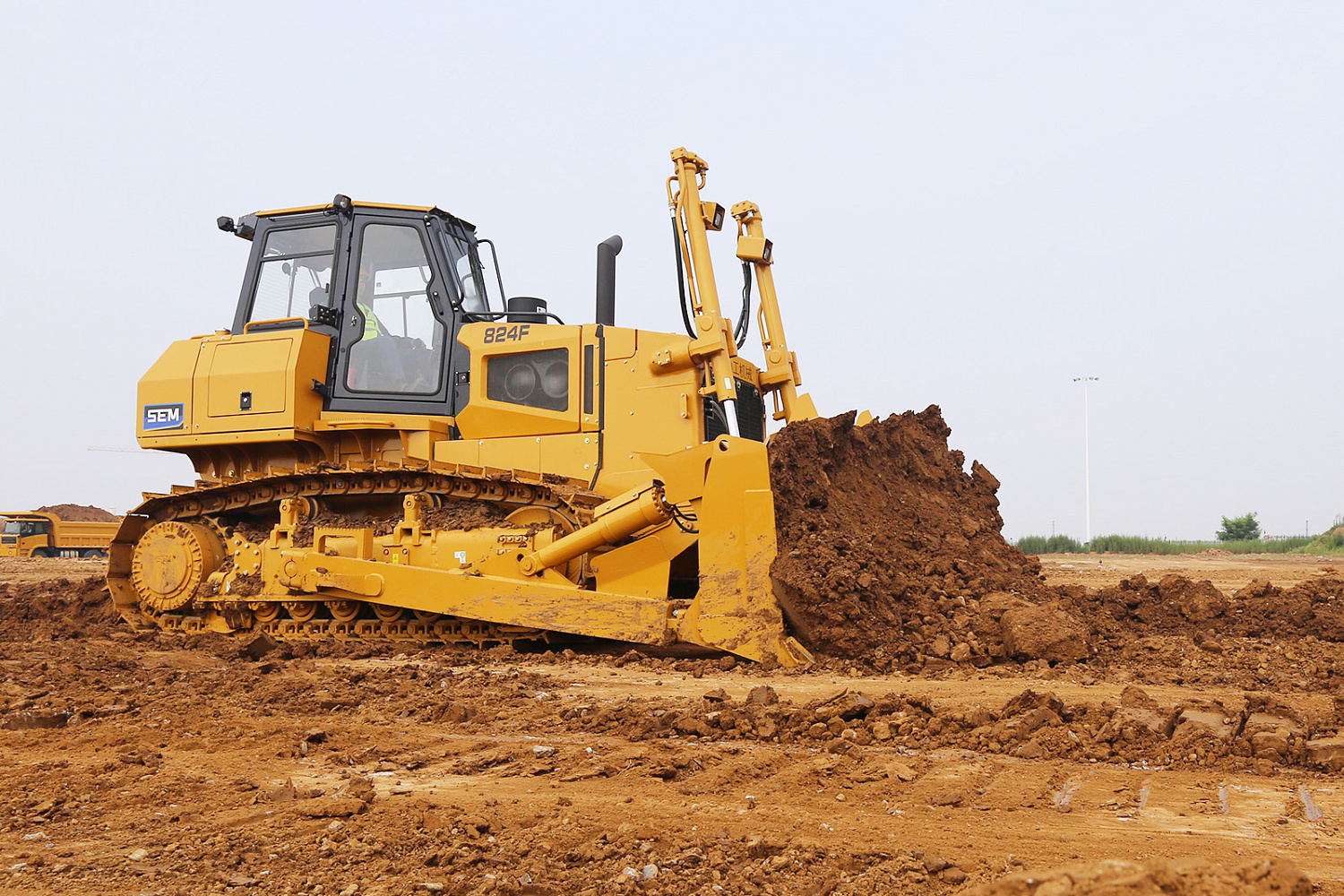 Бульдозер SEM 824F