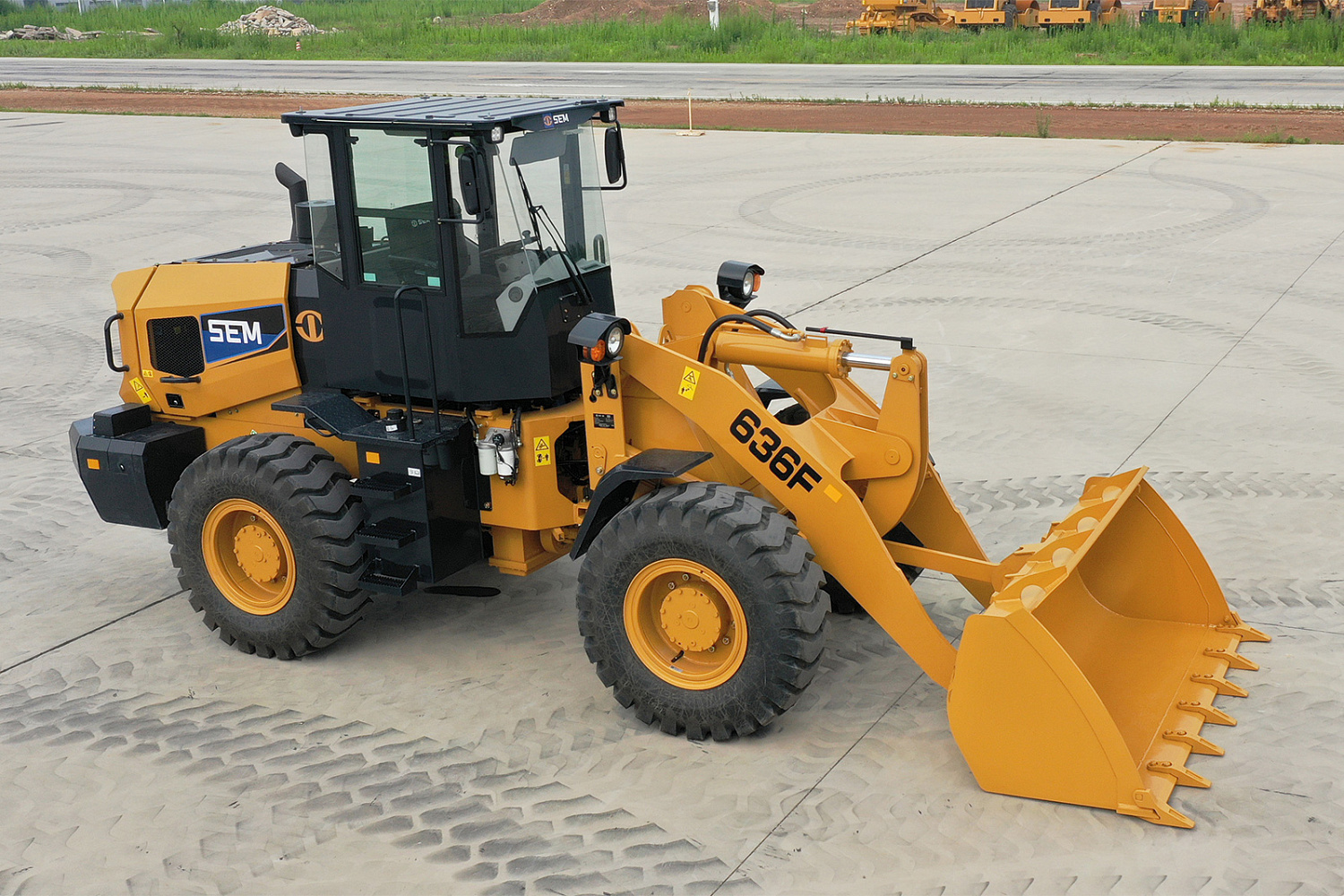 Фронтальный погрузчик SEM 636F
